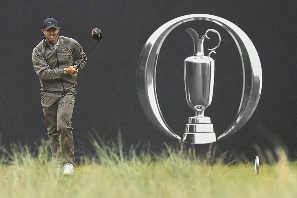 Rory McIlroy begins his final round